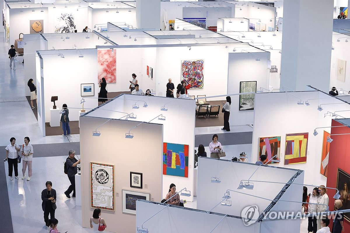2025年9月4日、ソウル南部のCOEX展示場でキアフ・ソウルを見て回る来場者たち