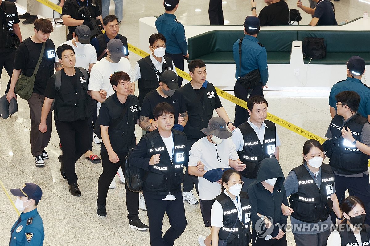 인천공항으로 송환되는 도피사범들