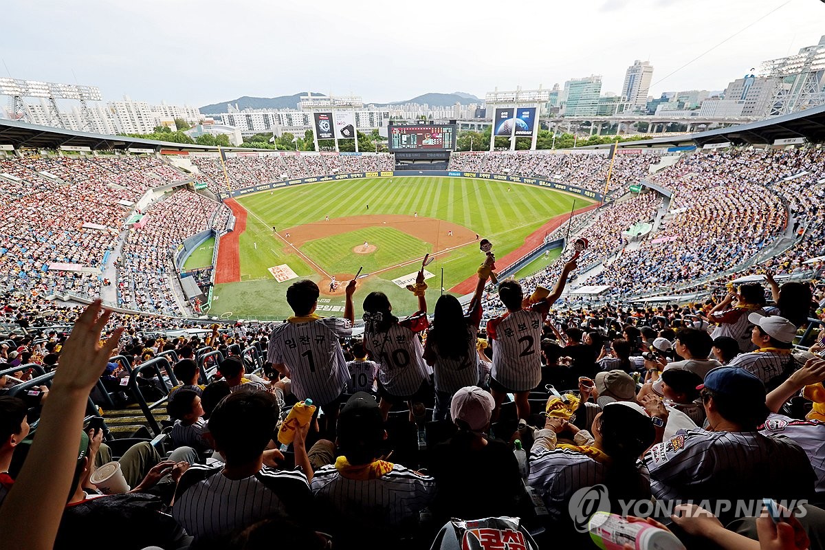 '흥행 태풍' 2025 프로야구, 국내 최초 1천200만 관중 돌파
