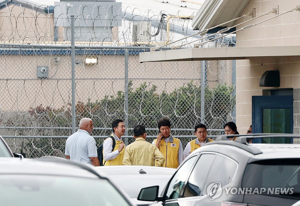 ICE와 교섭 마치고 이동하는 현장 대책반