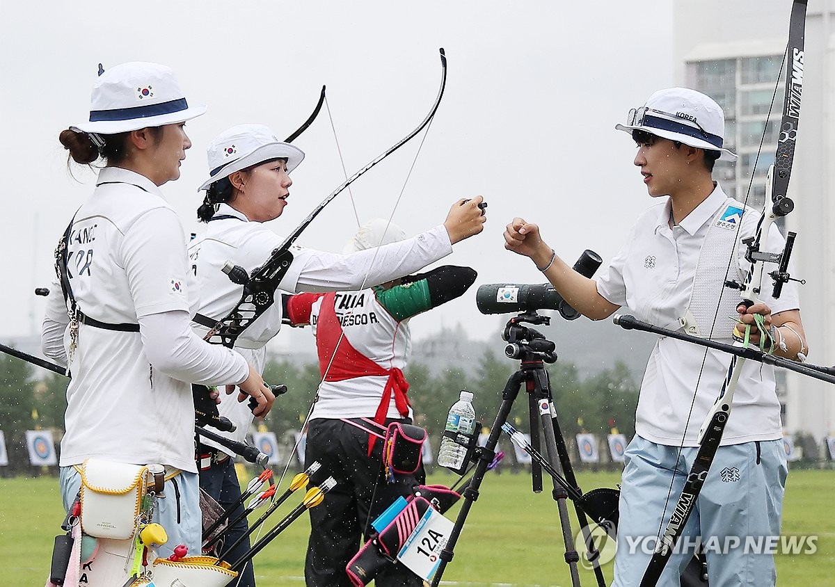 기뻐하는 한국 양궁 여자 대표팀