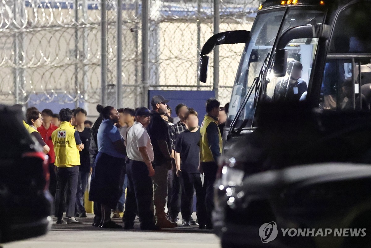 버스 탑승하는 한국 근로자들