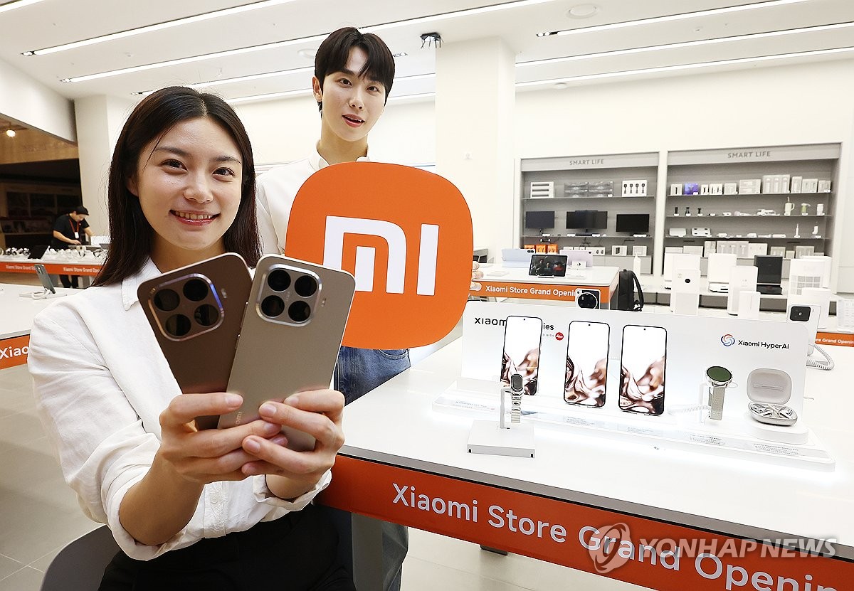 Models pose for a photo with the Xiaomi 15T Pro smartphones at a Xiaomi store in Seoul on Sept. 25, 2025. (Yonhap)