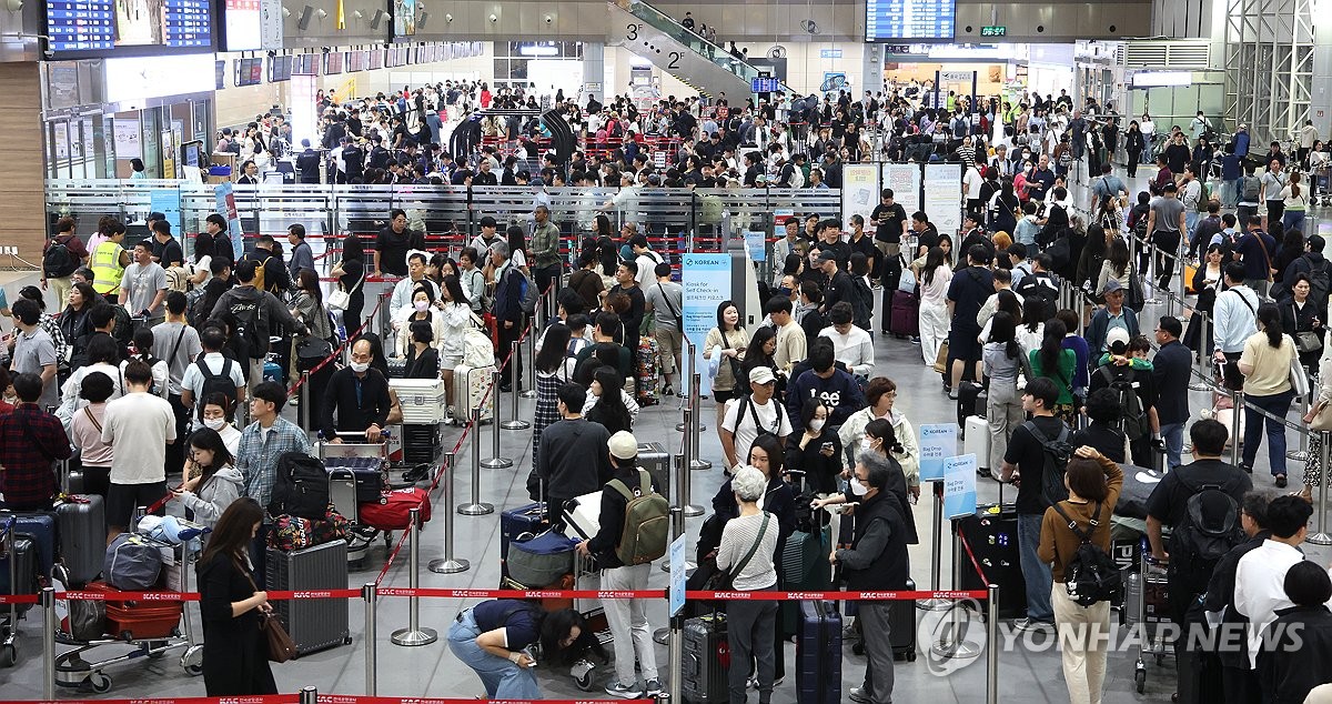 붐비는 김해공항