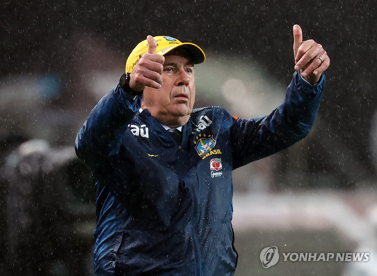 엄지 들어 보이는 브라질 카를로 안첼로티 감독