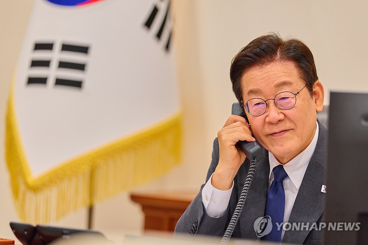 Lee holds 1st phone talks with Egyptian president, vows to expand cultural cooperation