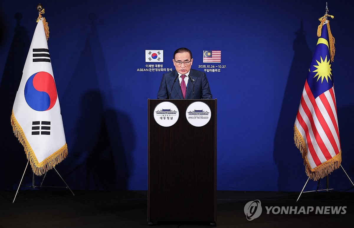 아세안 정상회의 관련 브리핑하는 위성락 안보실장