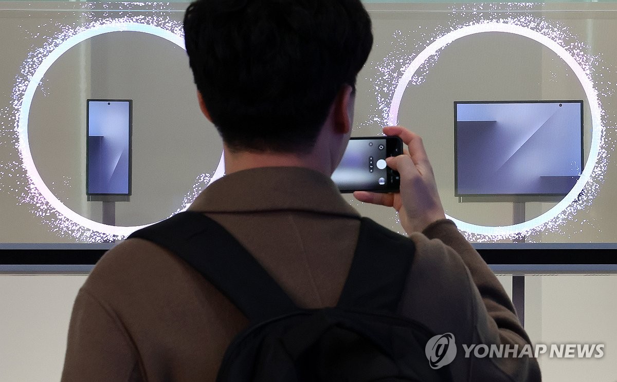 삼성전자, 두 번 접는 '트라이폴드' 스마트폰 최초 공개