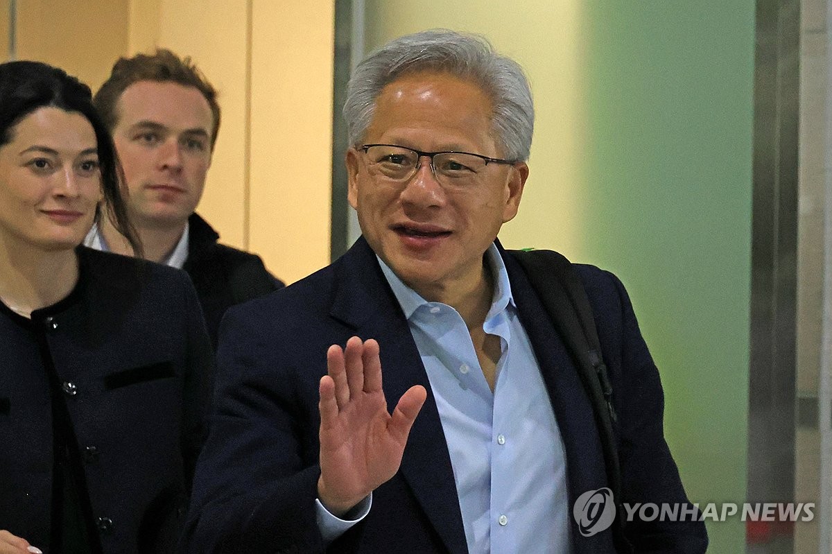 인사하는 젠슨 황