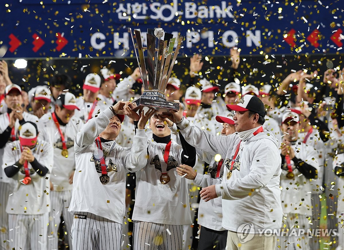 트로피 든 LG 트윈스