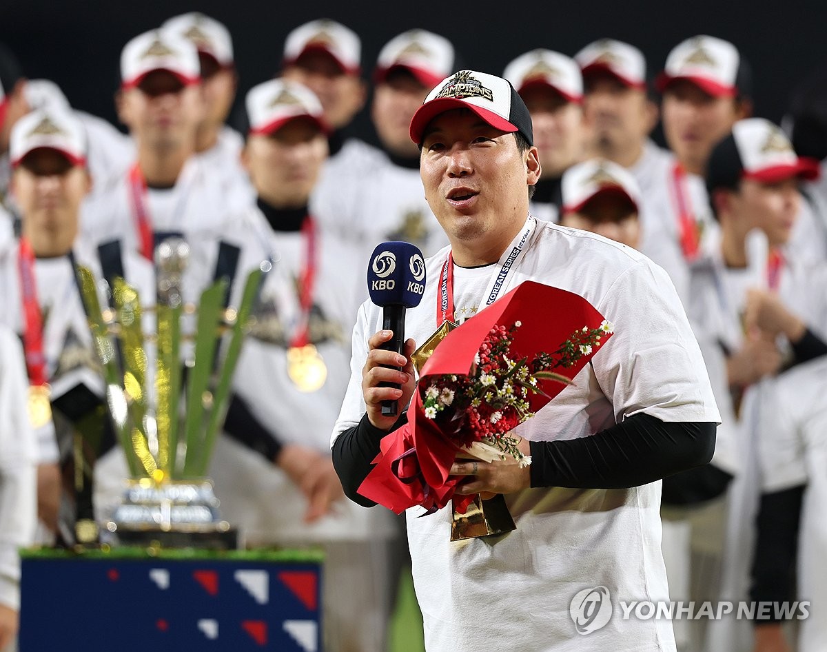 3번의 준우승 아픔 딛고 3번 우승…김현수, KS MVP 트로피 번쩍(종합)