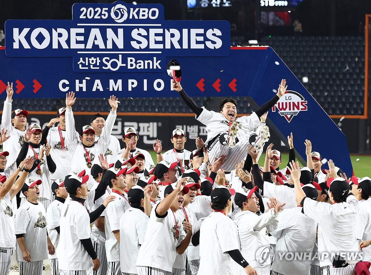 주장 박해민 헹가래 치는 LG 선수들