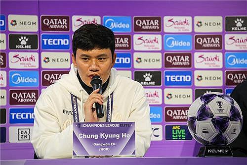 기자회견 하는 강원FC 정경호 감독