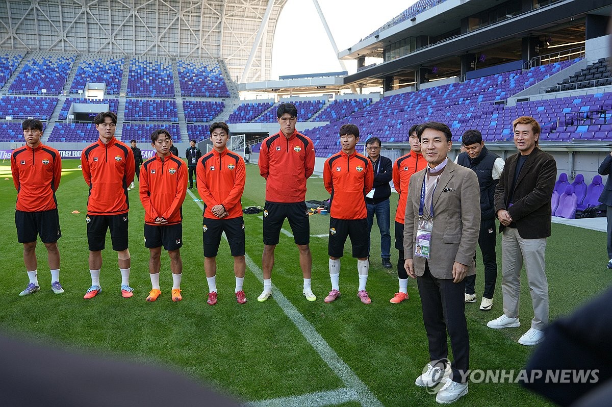 강원FC 구단주 김진태 도지사, 日 원정경기 현장서 선수단 격려(종합)