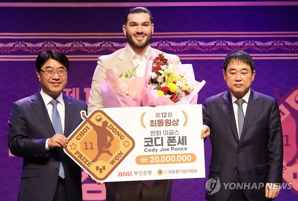 MLB행 유력한 폰세, 아직 출국 안 했네…최동원상 시상식 참석