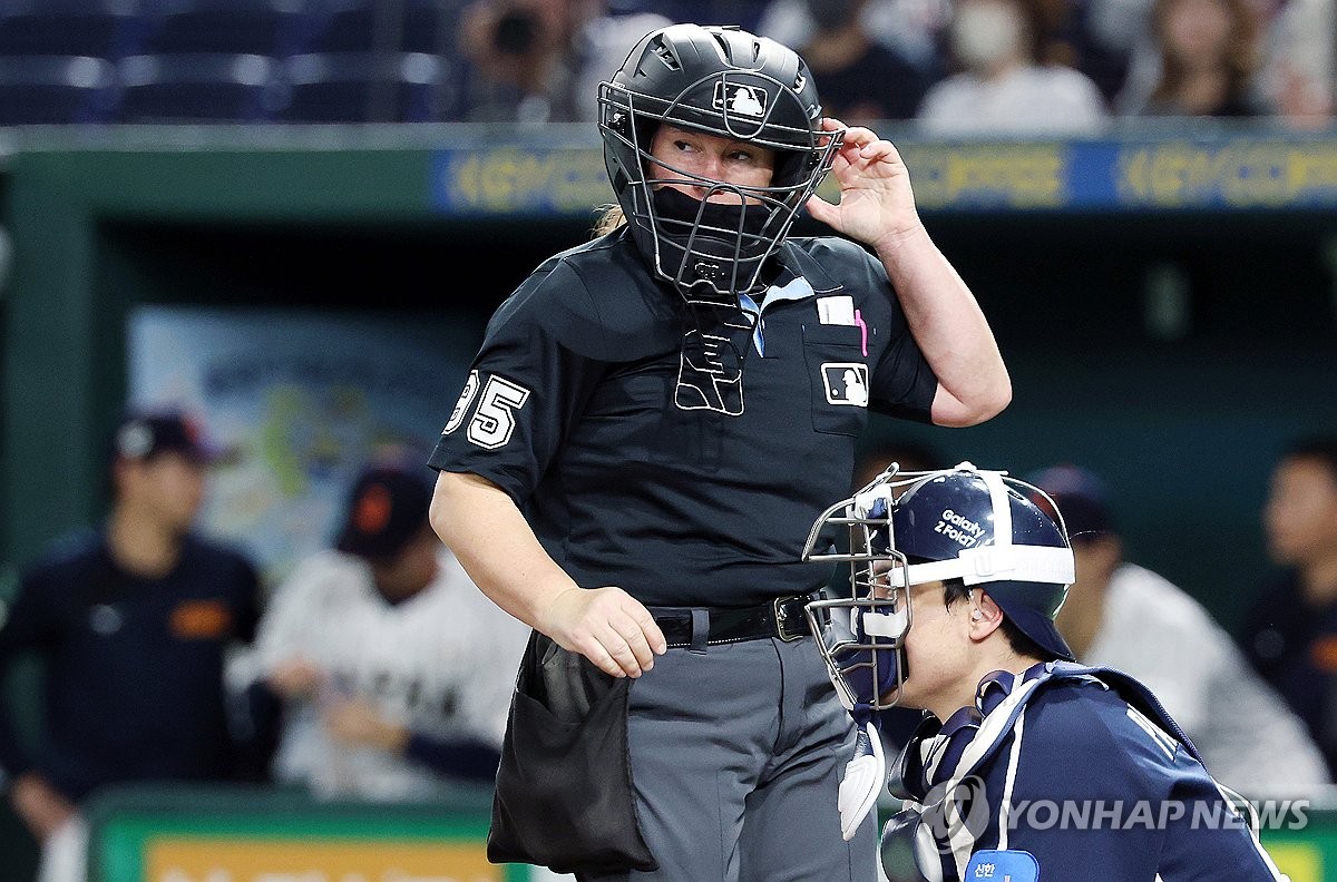 도쿄돔 한일야구 평가전, 젠 파월 주심 장면
