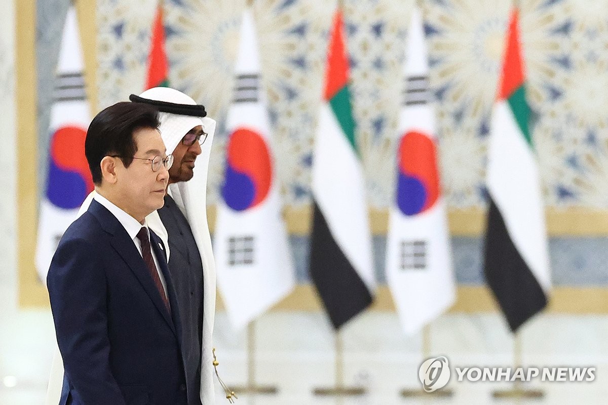 함께 걷는 한-UAE 정상