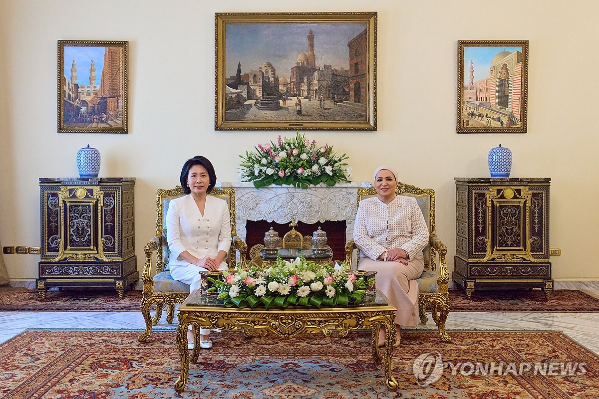 First ladies of S. Korea, Egypt hold meeting on sidelines of leaders' summit
