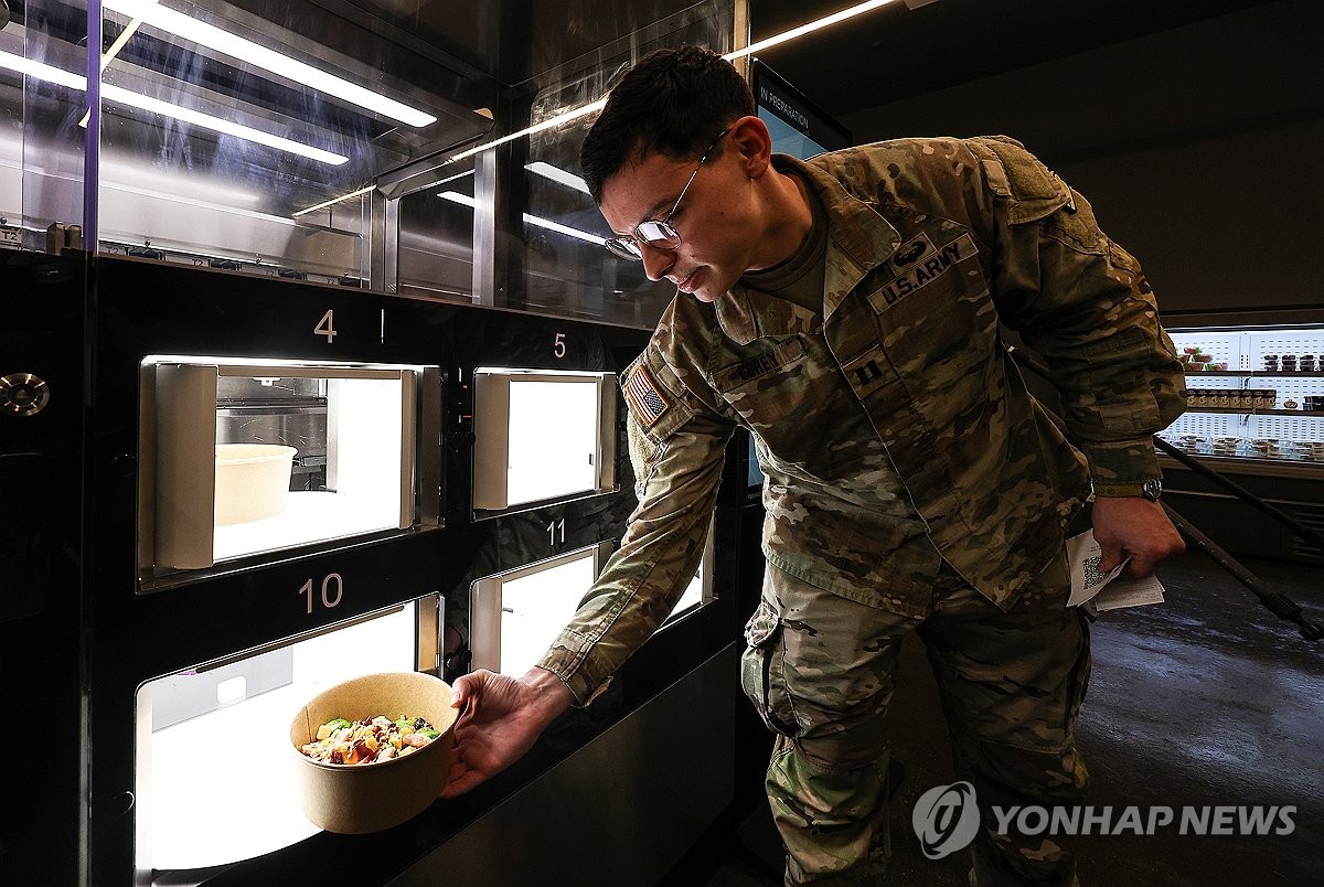 자동화 식당에서 급식받는 미군
