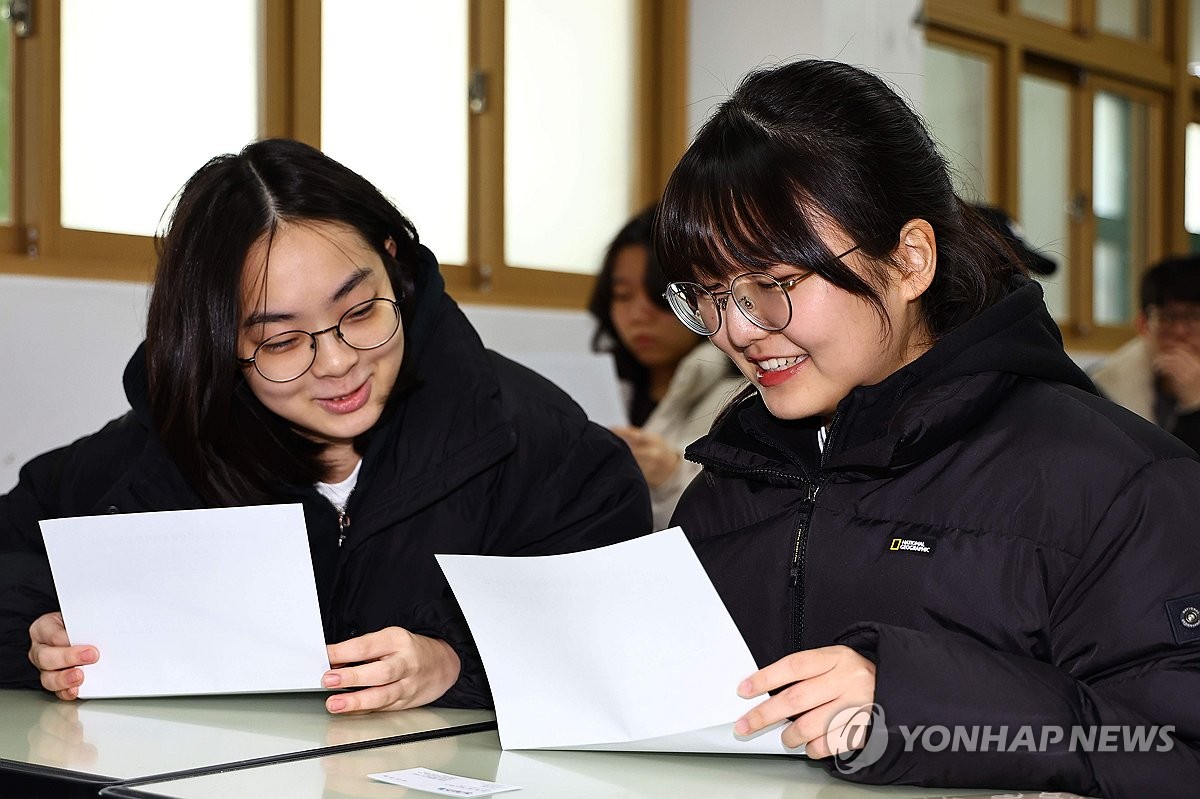 수능 점수 확인하는 수험생