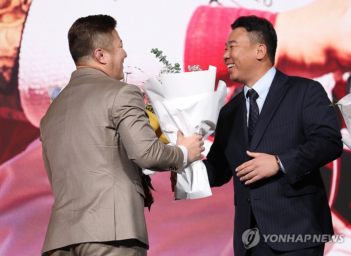 꽃다발 받는 최형우