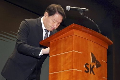 SK Chairman Chey Tae-won apologizes for data breach at SK Telecom