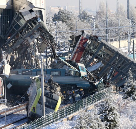 터키 수도서 고속열차 충돌·탈선사고로 9명 사망·40여명 부상