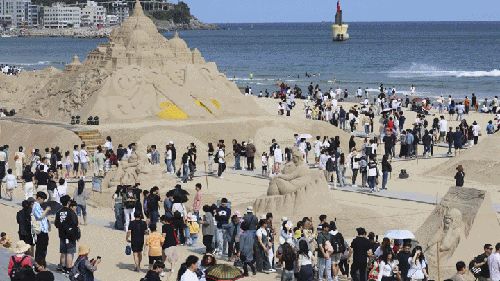 '모래로 만나는 미술작품'…해운대 모래축제 '북적'