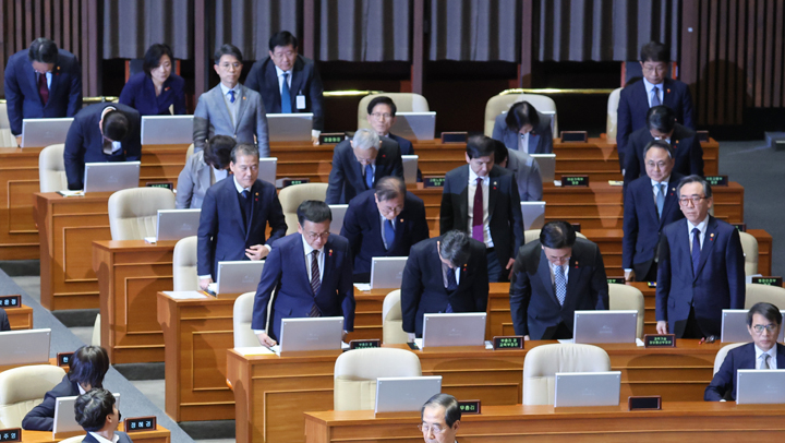 대국민 사과하는 국무위원들…사과 거부한 김문수 장관