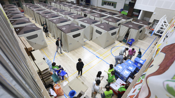 산불 재발화 피신한 주민들…대구 동변중학교