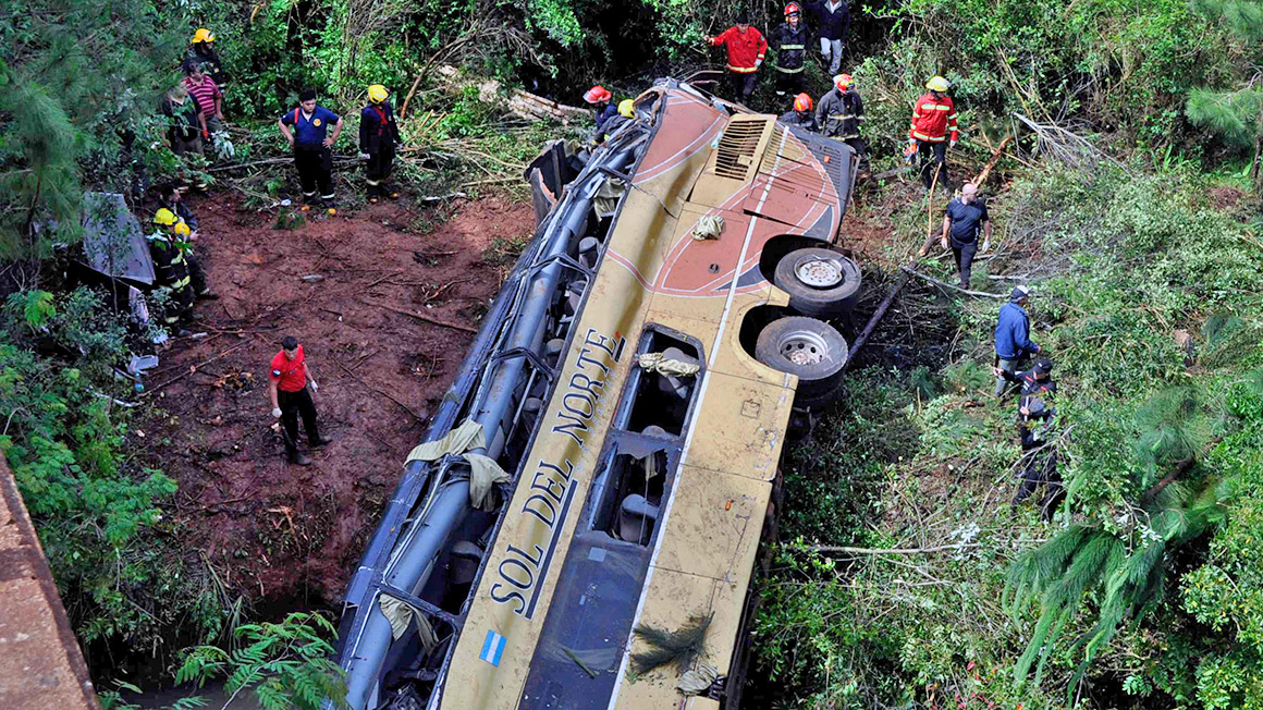 아르헨티나서 다리 밑으로 버스 추락…최소 9명 사망