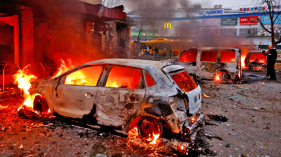 러, 우크라 종전협상단 방미 직전 키이우 맹폭…3명 사망·30여명 부상