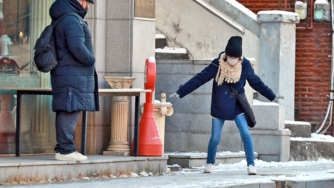 '미끄러워'…도로 얼어붙은 이태원역
